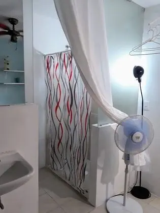 Low Budget Small Room, With Wi-fi Private Bathroom at Downtown Cancun - Banyo Tipleri