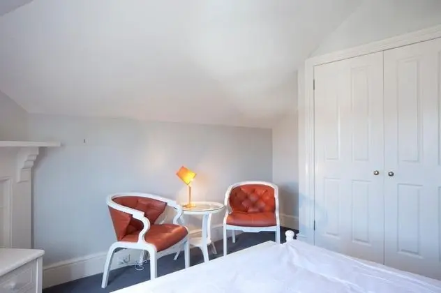 Lowena Cafe and Accommodation