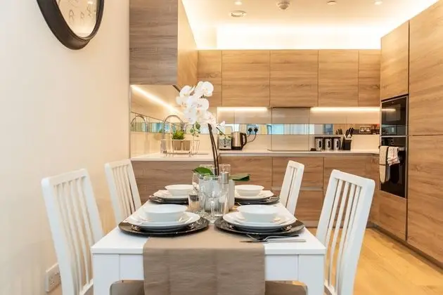 LT Riverview Apartments - Greenwich - Yerinde Yemek