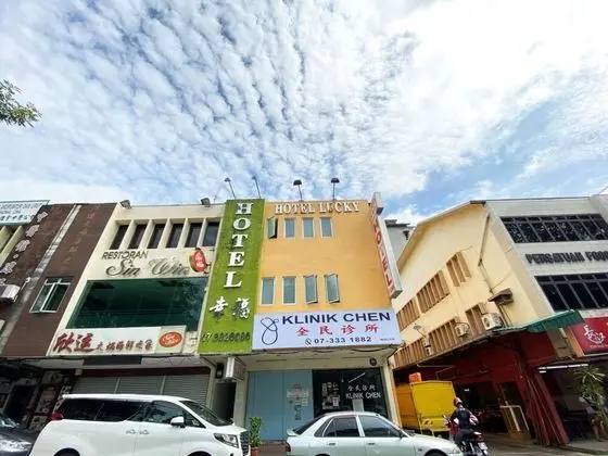 Lucky Hotel - Dış Mekan