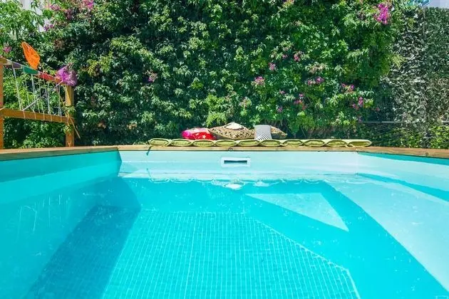 Lucky's Guest House - 1
