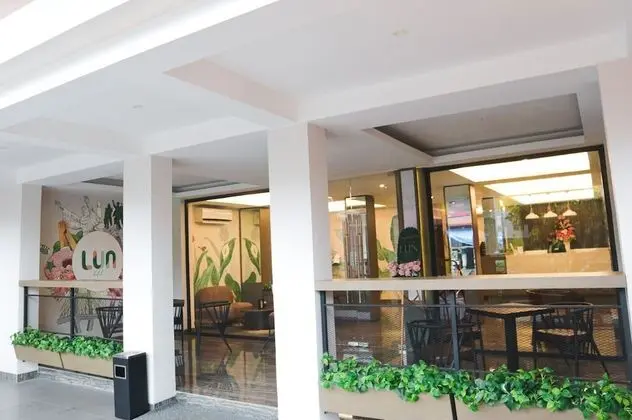 Lun Hotel Manado - Dış Mekan