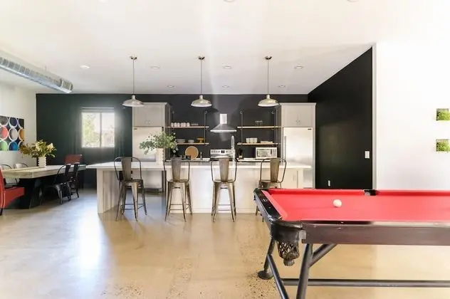 Luna by Avantstay Industrial Artist's Loft in Old Town w/ Billiards
