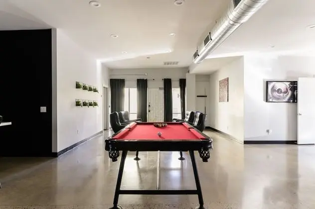 Luna by Avantstay Industrial Artist's Loft in Old Town w/ Billiards - İç Mekan
