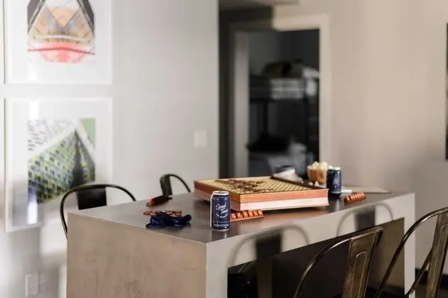 Luna by Avantstay Industrial Artist's Loft in Old Town w/ Billiards - Yerinde Yemek