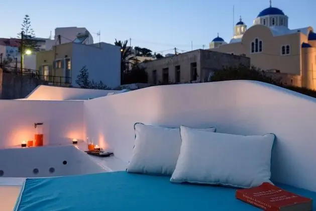 The Luna Cavern 2 with Hot Tub White