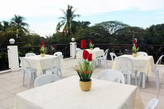 Luna Oslob Travellers Inn