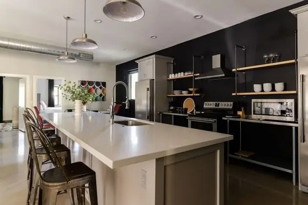 Luna & Stellar by Avantstay Modern Artist's Loft Buyout w/ 10 Brs, Patio & Billiards - Mutfak
