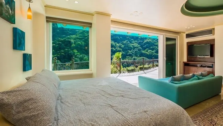 Luna Suite With two King Size Beds, With Walk out Terrace Overlooking the Beach - Oda