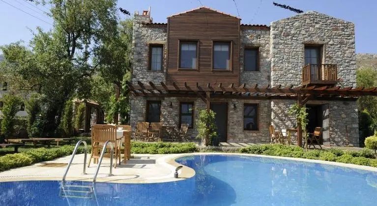 Lunabegonvil Taş Evler