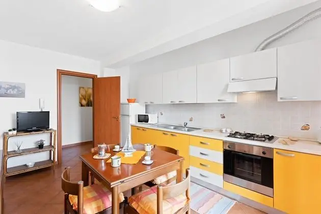 Lungomare Ciclopi Apartments With Balconies And Parking - Mutfak