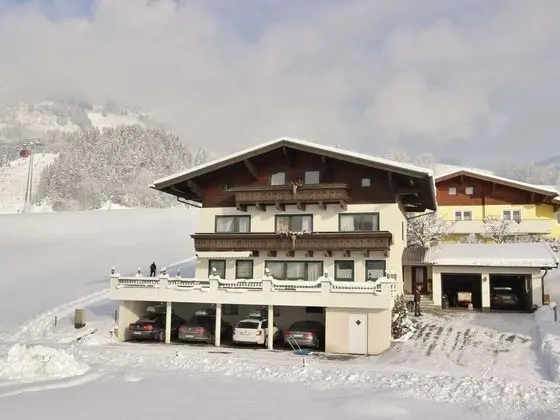Lush Apartment in Hollersbach im Pinzgau With Terrace - Dış Mekan