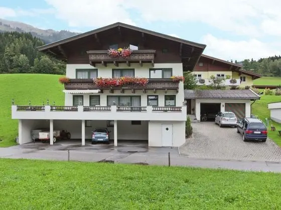 Lush Apartment in Hollersbach im Pinzgau With Terrace - Öne Çıkan Resim