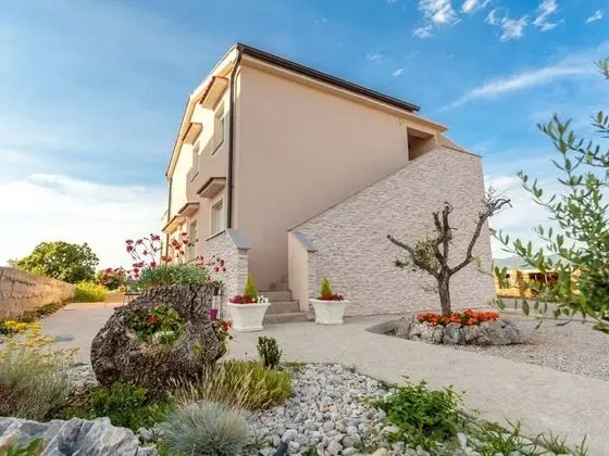 Lush Apartment in Omišalj Near Seabeach - Dış Mekan