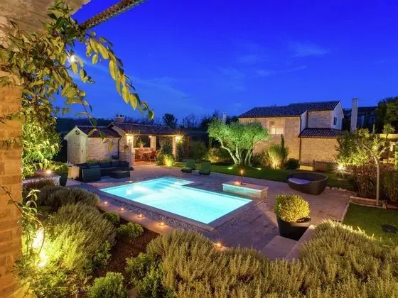 Lush Villa in Baderna With Artistic Interiors & Pool - Havuz
