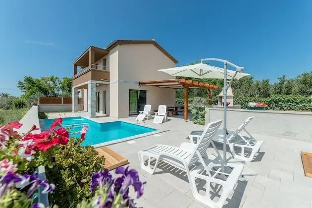 Villa Lusia - Modern villa with pool