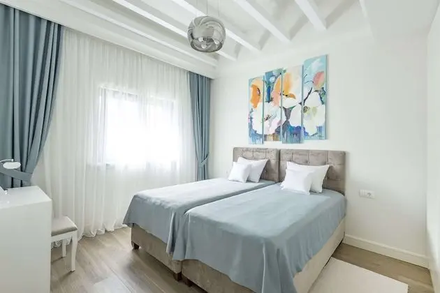 Lustica Bay Central - Oda