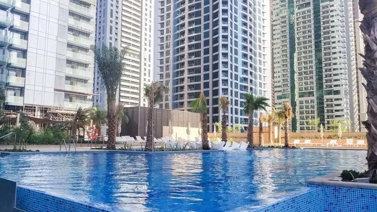 Luton Vacation Homes Marina Gate Tower 2 - Havuz