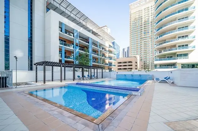 Luton Vacation Homes Marina Residence - Havuz