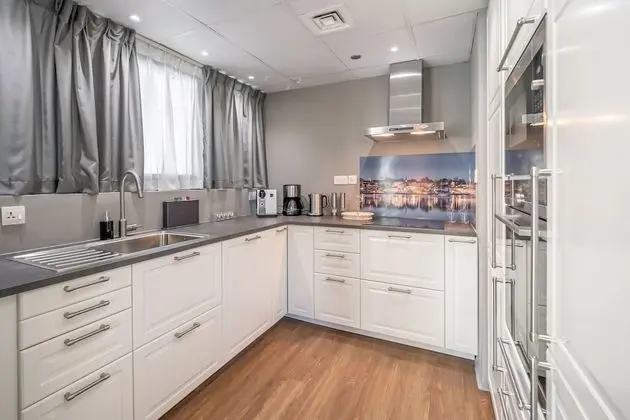 Luton Vacation Homes Marina Residence - Mutfak