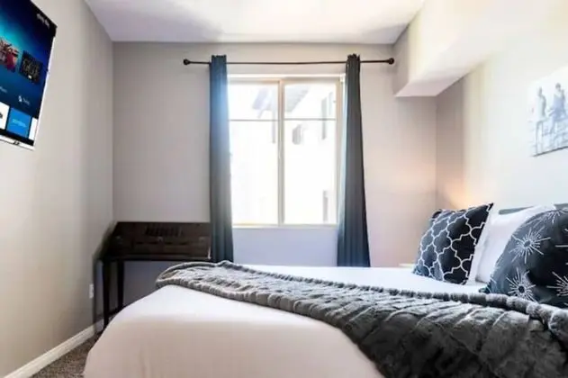 Lux Apt by SeaWorld. Pool, Hot Tub, Gym, King Beds