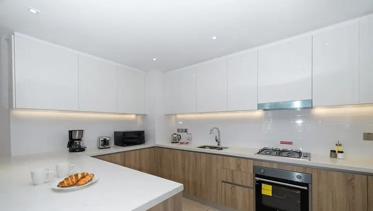 LUX - Contemporary Suite with Full Marina View 5 - Mutfak
