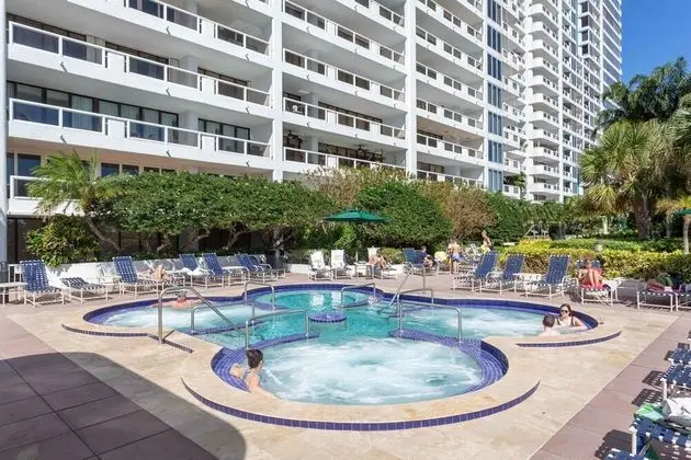 Lux One Bedroom Close to Wynwood - Havuz