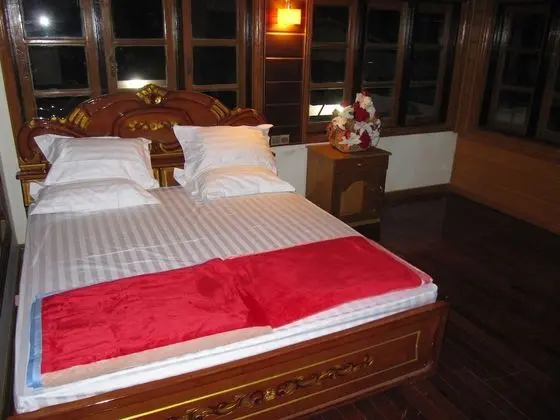 Lux Pillow Hostel Hpa An
