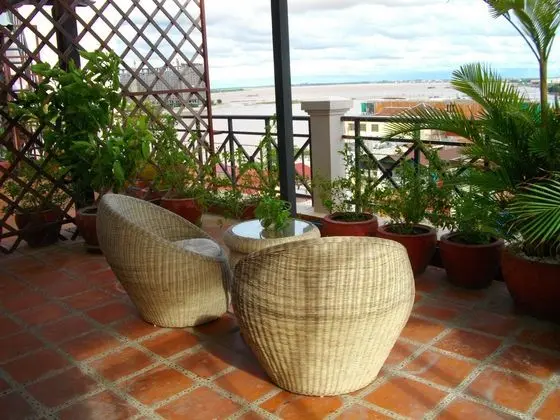 LUX RIVERSIDE HOTEL AND APARTMENT