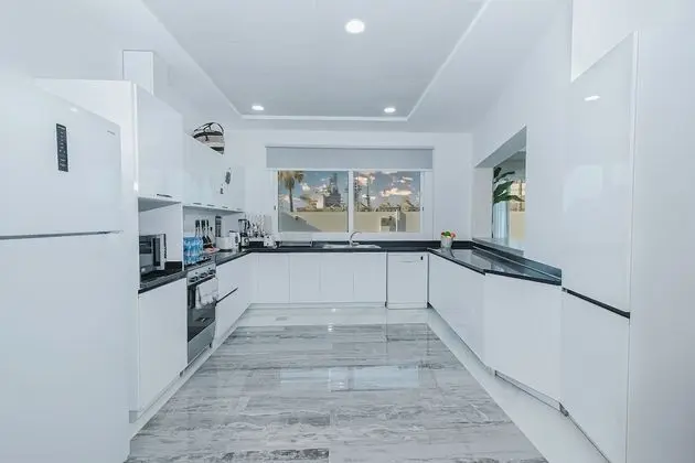 LUX White Modern Villa - Mutfak