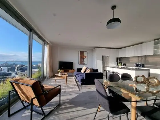 Luxe Apt w Harbour-Sunset Views -Parking - İç Mekan