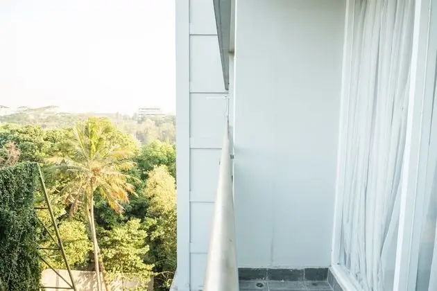 Luxurious 1BR At Dago Suites Apartment - Dış Mekan