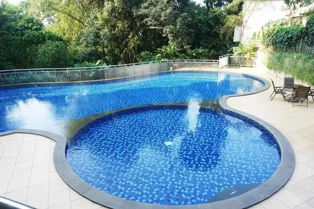 Luxurious 1BR At Dago Suites Apartment - Havuz