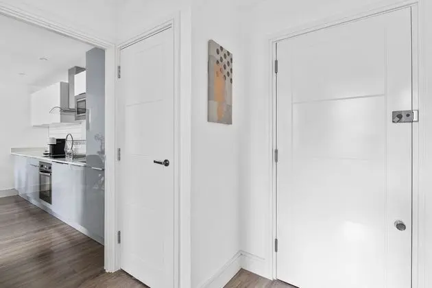 Luxurious 2 Bedroom Apartment With Free Parking - İç Mekan