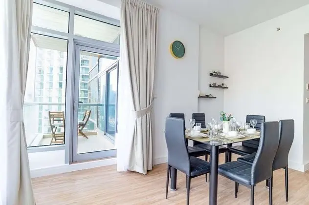 Luxurious 2BR apartment in Dubai Marina - Oda Düzeni