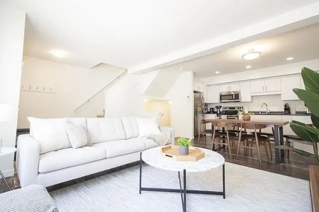 Luxurious 3 Bedroom Townhouse Free Parking and Wifi