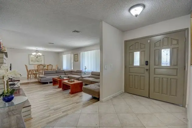 Luxurious 4BR House with Large Pool Near Strip - Lobi