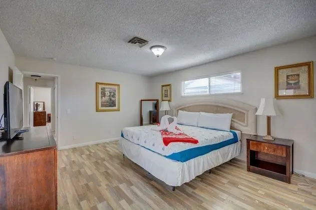 Luxurious 4BR House with Large Pool Near Strip - Oda