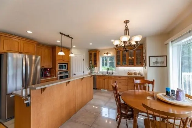LUXURIOUS 5-Br Acreage | Year-Round Heated Pool & HotTub | Mtn View | Pool Table - Mutfak