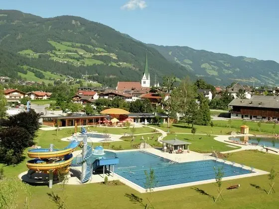 Luxurious Apartment in Kaltenbach Near Ski Area - Havuz