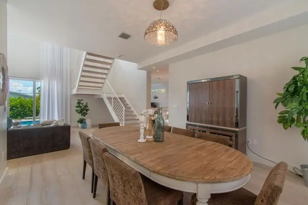 Luxurious Beach Retreat with Heated Pool & Basketball Court - Yerinde Yemek