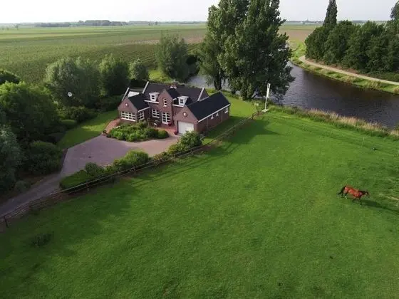 Luxurious, Detached Holiday Home Right by the Water - 1