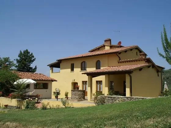 Luxurious Holiday Home in Castelfranco di Sopra With Pool