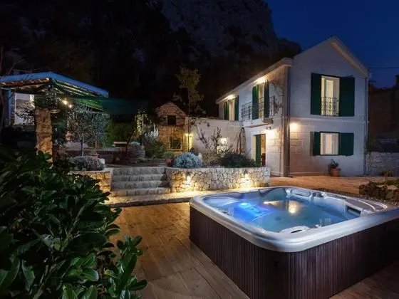 Luxurious Holiday Home in Makarska with Hot Tub - Öne Çıkan Resim