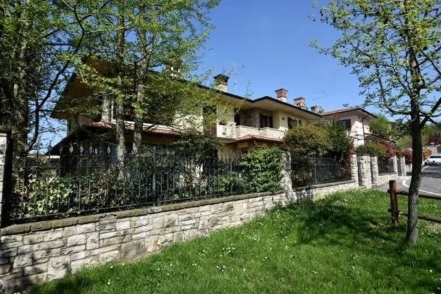 Luxurious Villa in Lombardy with Garden & Hot Tub - Dış Mekan