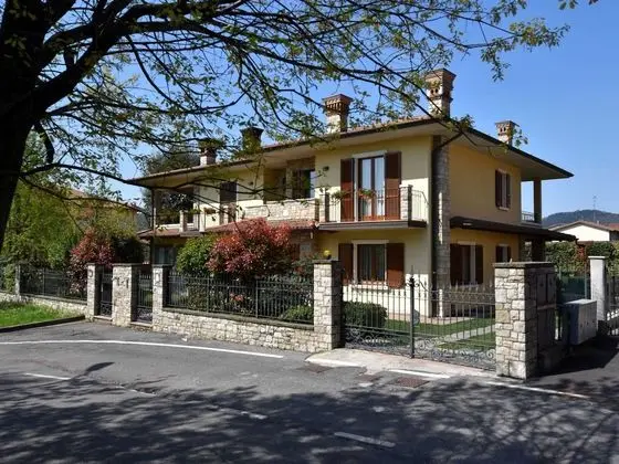 Luxurious Villa in Lombardy with Garden & Hot Tub - Öne Çıkan Resim