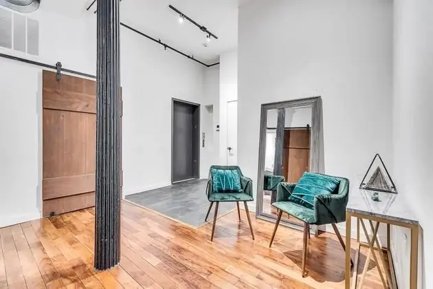 LUXURIOUS Million-Dollar Condo Parking - İç Mekan