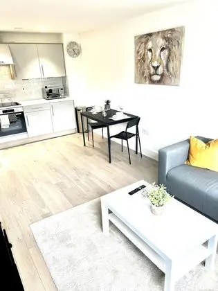 Luxurious MK City Apartment- Walk to Train Station