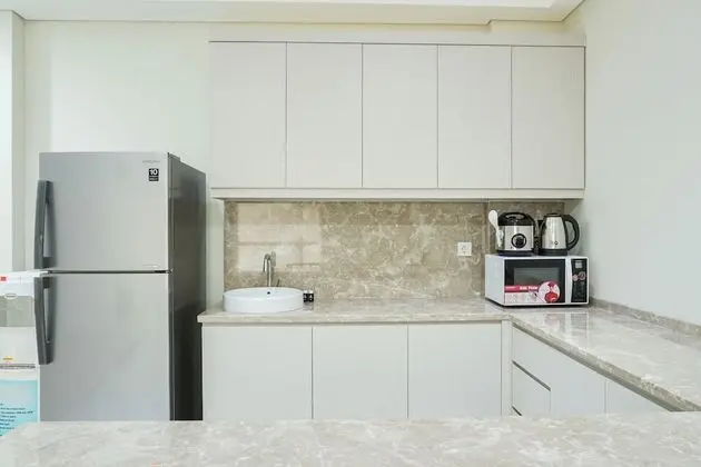 Luxurious Modern 2BR Apartment at One Park Residences By Travelio - Mutfak