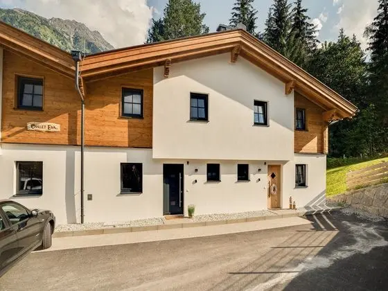 Luxurious Mountain View Holiday Home With Sauna in Krimml - Dış Mekan